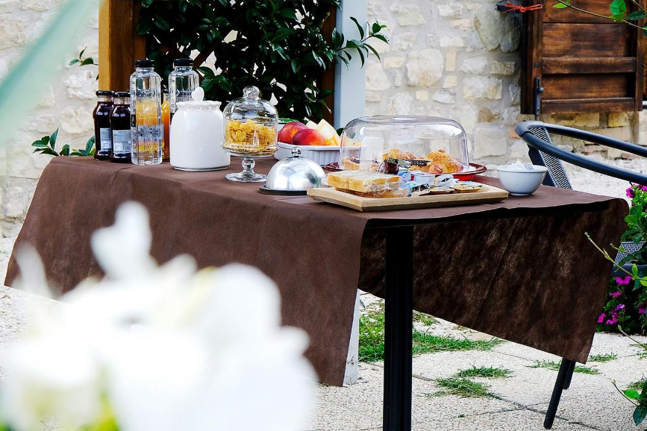 トーディ Casale Le Orme Bed & Breakfast エクステリア 写真